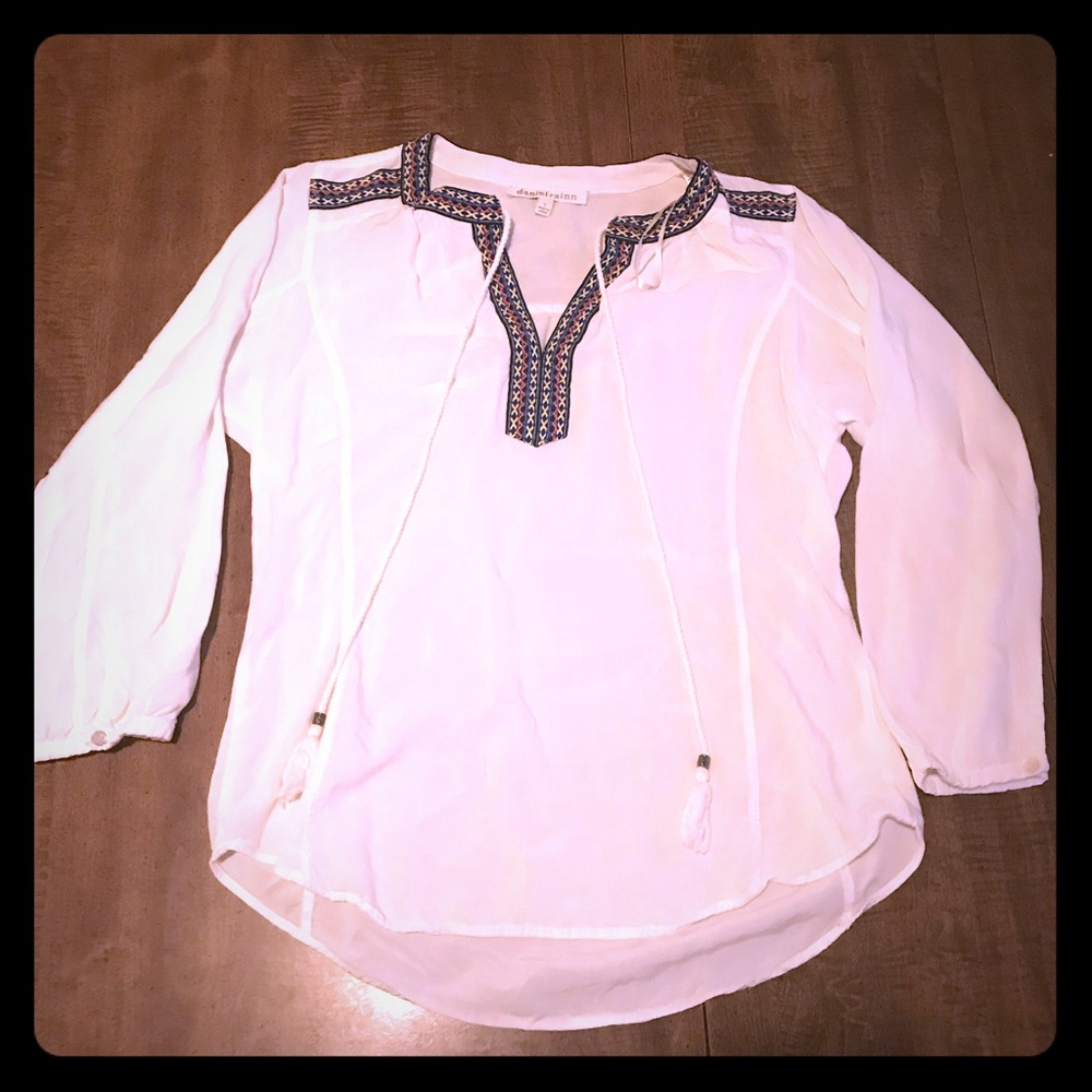 White blouse worn once no stains or rips size s